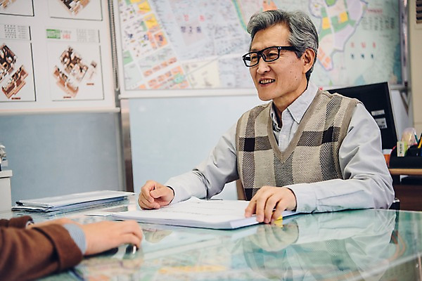 포토 JPG 응시 노년 남자 지도 부동산 실내 미소 사람 앉기 상반신 두명 옆모습 한국인 60대 책상 상담 문서 실버취업 부동산중개업 부동산중개인 성인만 안경낌 국내포토 시선 안경 뷰포인트 가구 모션 표정 동양인 성인 내부 구직 재산 중개인 파일형식