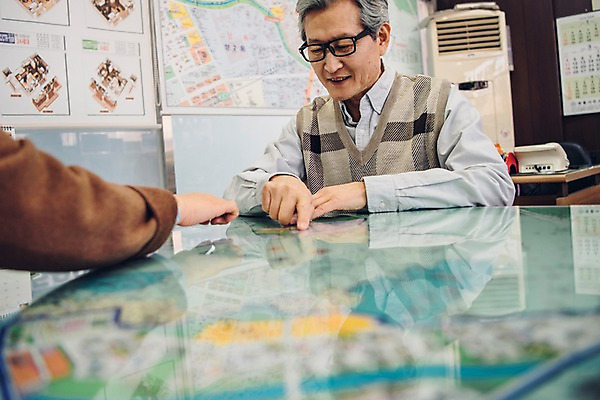 포토 JPG 응시 노년 남자 지도 부동산 실내 사람 앉기 상반신 두명 앞모습 한국인 가리킴 60대 책상 상담 실버취업 부동산중개업 부동산중개인 성인만 안경낌 국내포토 시선 안경 뷰포인트 가구 모션 동양인 손짓 성인 내부 구직 재산 중개인 파일형식