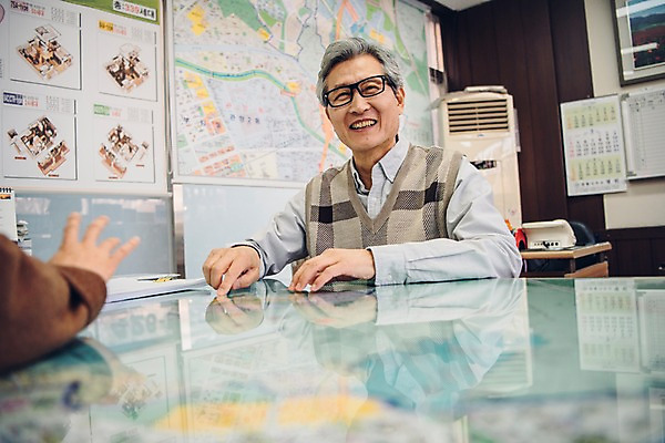 포토 JPG 노년 남자 지도 부동산 실내 미소 사람 앉기 상반신 두명 앞모습 한국인 가리킴 60대 책상 상담 실버취업 부동산중개업 부동산중개인 성인만 안경낌 국내포토 안경 뷰포인트 가구 모션 표정 동양인 손짓 성인 내부 구직 재산 중개인 파일형식