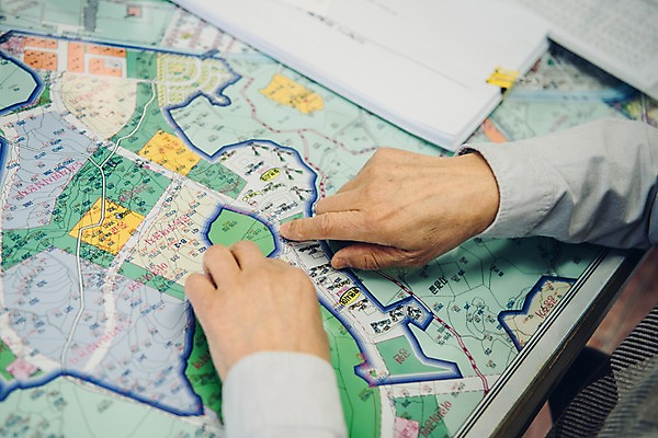 포토 JPG 손 노년 남자 지도 부동산 실내 한명 사람 앉기 근접촬영 신체부위 한국인 양손 가리킴 60대 실버취업 부동산중개업 부동산중개인 국내포토 1 뷰포인트 모션 동양인 손짓 성인 내부 구직 재산 중개인 파일형식