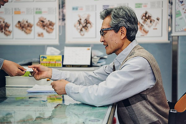 포토 JPG 손 노년 남자 명함 부동산 실내 미소 사람 앉기 상반신 두명 옆모습 신체부위 한국인 60대 책상 주기 실버취업 부동산중개업 부동산중개인 성인만 안경낌 국내포토 안경 뷰포인트 가구 모션 표정 동양인 성인 내부 구직 재산 중개인 파일형식