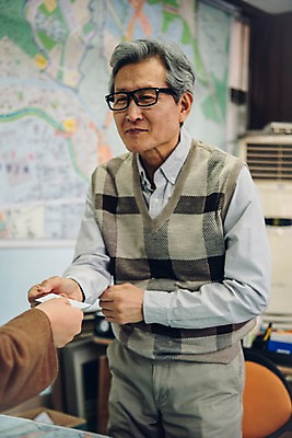 포토 JPG 손 노년 남자 지도 명함 부동산 실내 서기 미소 상반신 두명 앞모습 신체부위 한국인 60대 주기 실버취업 부동산중개업 부동산중개인 성인만 안경낌 국내포토 안경 뷰포인트 모션 표정 사람 동양인 성인 내부 구직 재산 중개인 파일형식