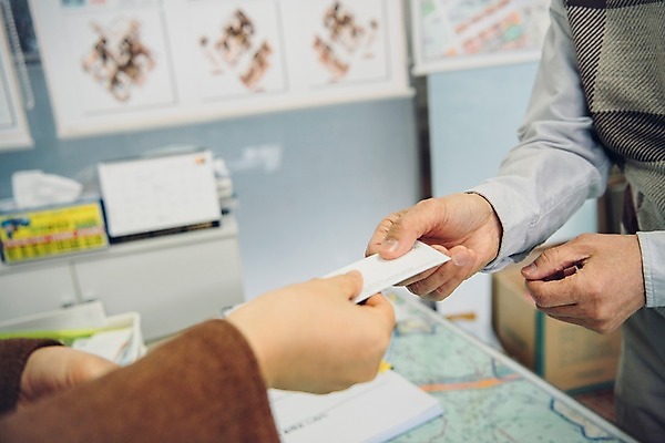 포토 JPG 손 노년 남자 명함 부동산 실내 서기 사람 근접촬영 두명 신체부위 한국인 60대 주기 실버취업 부동산중개업 부동산중개인 성인만 국내포토 뷰포인트 모션 동양인 성인 내부 구직 재산 중개인 파일형식