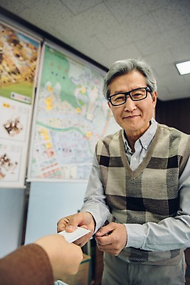 포토 JPG 손 노년 남자 지도 명함 부동산 실내 서기 사람 상반신 두명 앞모습 신체부위 한국인 60대 주기 실버취업 부동산중개업 부동산중개인 성인만 안경낌 국내포토 안경 뷰포인트 모션 동양인 성인 내부 구직 재산 중개인 파일형식