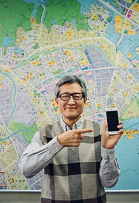 포토 JPG 노년 남자 지도 부동산 실내 한명 서기 미소 사람 상반신 앞모습 스마트폰 한국인 가리킴 60대 실버취업 부동산중개업 부동산중개인 노인남자한명만 안경낌 국내포토 1 안경 뷰포인트 모션 표정 동양인 손짓 성인 내부 핸드폰 스마트기기 구직 재산 중개인 남자한명만 노인남자만 파일형식