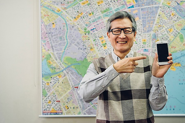 포토 JPG 노년 남자 지도 부동산 실내 한명 서기 미소 사람 상반신 앞모습 스마트폰 한국인 가리킴 60대 실버취업 부동산중개업 부동산중개인 노인남자한명만 안경낌 국내포토 1 안경 뷰포인트 모션 표정 동양인 손짓 성인 내부 핸드폰 스마트기기 구직 재산 중개인 남자한명만 노인남자만 파일형식