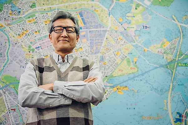 포토 JPG 노년 남자 로우앵글 지도 부동산 실내 한명 서기 미소 사람 상반신 앞모습 팔짱 한국인 60대 실버취업 부동산중개업 부동산중개인 노인남자한명만 안경낌 국내포토 1 안경 뷰포인트 모션 표정 동양인 성인 내부 구직 재산 중개인 남자한명만 노인남자만 파일형식