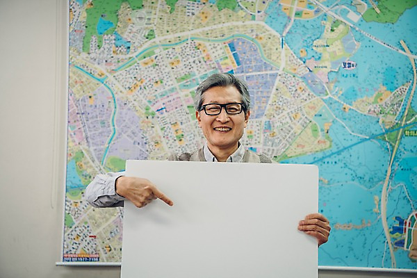 포토 JPG 배너 노년 남자 지도 부동산 사각프레임 광고판 알림판 실내 한명 서기 미소 사람 상반신 앞모습 한국인 가리킴 60대 실버취업 부동산중개업 부동산중개인 노인남자한명만 안경낌 국내포토 1 안경 뷰포인트 모션 프레임 표정 동양인 손짓 성인 내부 사각형 구직 재산 중개인 판 남자한명만 노인남자만 파일형식