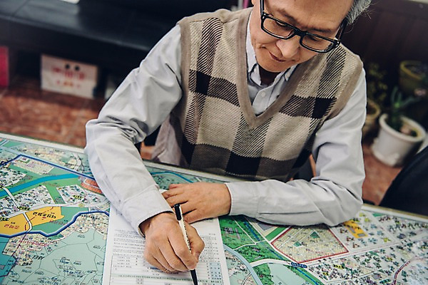 포토 JPG 노년 남자 지도 부동산 실내 한명 사람 앉기 상반신 앞모습 하이앵글 펜 한국인 기록 60대 계약서 실버취업 부동산중개업 부동산중개인 노인남자한명만 안경낌 국내포토 1 안경 뷰포인트 모션 동양인 성인 내부 필기구 구직 재산 중개인 남자한명만 노인남자만 파일형식