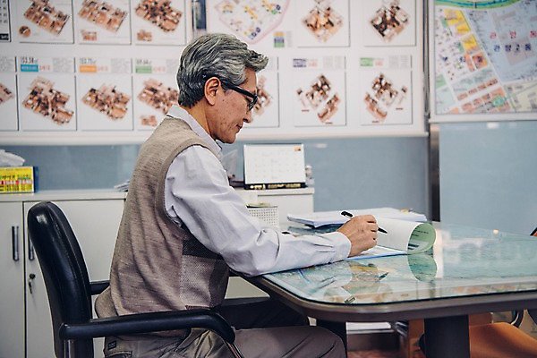 포토 JPG 노년 남자 지도 부동산 실내 한명 사람 앉기 상반신 옆모습 펜 한국인 60대 책상 문서 실버취업 부동산중개업 부동산중개인 노인남자한명만 안경낌 국내포토 1 안경 뷰포인트 가구 모션 동양인 성인 내부 필기구 구직 재산 중개인 남자한명만 노인남자만 파일형식