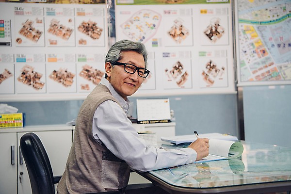 포토 JPG 노년 남자 지도 부동산 실내 한명 미소 사람 앉기 상반신 옆모습 한국인 기록 60대 책상 문서 실버취업 부동산중개업 부동산중개인 노인남자한명만 안경낌 국내포토 1 안경 뷰포인트 가구 모션 표정 동양인 성인 내부 구직 재산 중개인 남자한명만 노인남자만 파일형식