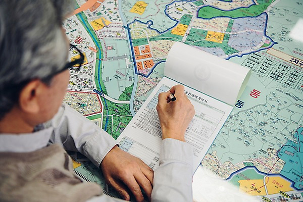 포토 JPG 노년 남자 지도 부동산 실내 한명 사람 앉기 상반신 뒷모습 한국인 기록 60대 계약서 실버취업 부동산중개업 부동산중개인 노인남자한명만 국내포토 1 뷰포인트 모션 동양인 성인 내부 구직 재산 중개인 남자한명만 노인남자만 파일형식