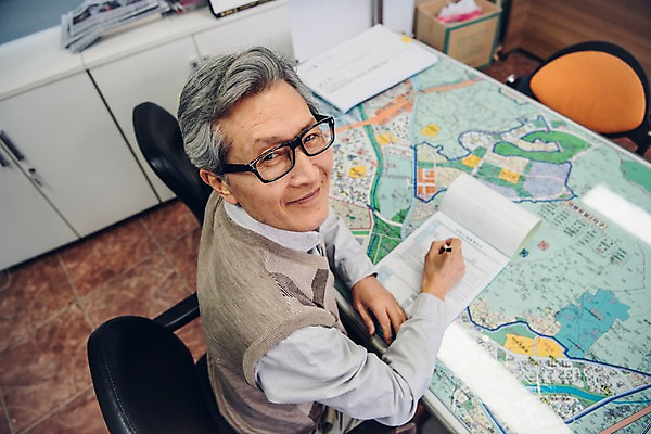 포토 JPG 노년 남자 지도 부동산 실내 한명 미소 사람 앉기 상반신 앞모습 하이앵글 한국인 올려보기 기록 60대 문서 실버취업 부동산중개업 부동산중개인 노인남자한명만 안경낌 국내포토 1 안경 뷰포인트 모션 표정 동양인 성인 내부 구직 재산 중개인 남자한명만 노인남자만 파일형식