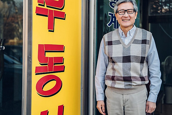 포토 JPG 주간 노년 남자 부동산 한명 서기 미소 사람 상반신 야외 앞모습 한국인 60대 실버취업 부동산중개업 부동산중개인 노인남자한명만 안경낌 국내포토 자연요소 1 안경 뷰포인트 모션 표정 동양인 성인 구직 재산 중개인 남자한명만 노인남자만 파일형식