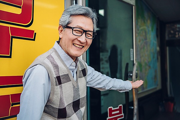 포토 JPG 주간 노년 남자 부동산 친절 안내 한명 서기 미소 사람 상반신 야외 앞모습 한국인 60대 실버취업 부동산중개업 부동산중개인 노인남자한명만 안경낌 국내포토 자연요소 1 안경 뷰포인트 모션 표정 동양인 성인 구직 재산 중개인 남자한명만 노인남자만 파일형식