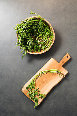 포토 JPG 스튜디오촬영 채소 도마 실내 사람없음 하이앵글 소쿠리 신선 유기농 미나리 플랫레이 국내포토 웰빙 뷰포인트 주방용품 내부 바구니 플랫 파일형식