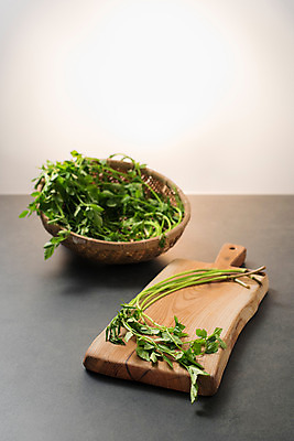 포토 JPG 스튜디오촬영 채소 도마 실내 사람없음 아웃포커스 소쿠리 신선 유기농 미나리 국내포토 웰빙 주방용품 촬영기법 내부 바구니 파일형식