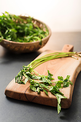 포토 JPG 스튜디오촬영 채소 도마 실내 사람없음 아웃포커스 소쿠리 신선 유기농 미나리 국내포토 웰빙 주방용품 촬영기법 내부 바구니 파일형식