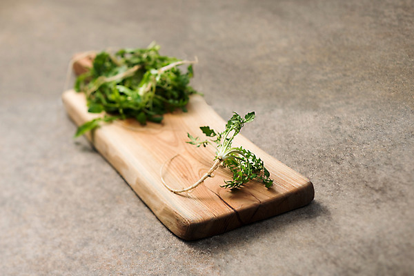 포토 JPG 스튜디오촬영 채소 도마 실내 사람없음 아웃포커스 신선 유기농 냉이 봄나물 제철음식 국내포토 웰빙 음식 주방용품 촬영기법 내부 나물 제철 파일형식