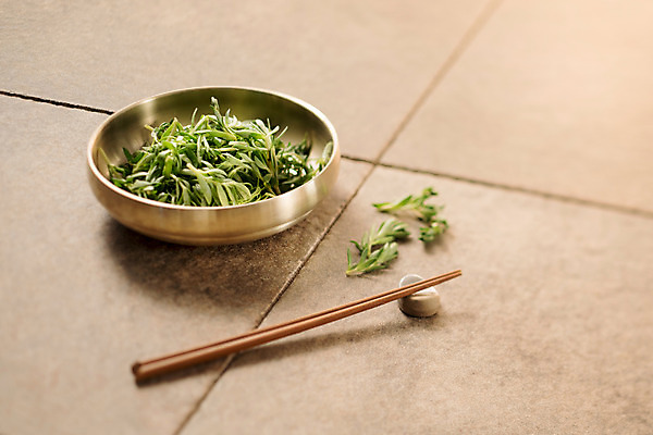 포토 JPG 스튜디오촬영 채소 젓가락 실내 사람없음 아웃포커스 신선 유기농 돌나물 양은그릇 국내포토 그릇 웰빙 촬영기법 수저 내부 파일형식