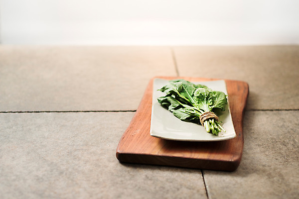 포토 JPG 스튜디오촬영 그릇 접시 채소 도마 실내 사람없음 아웃포커스 신선 유기농 유채나물 국내포토 식기 웰빙 주방용품 촬영기법 내부 파일형식