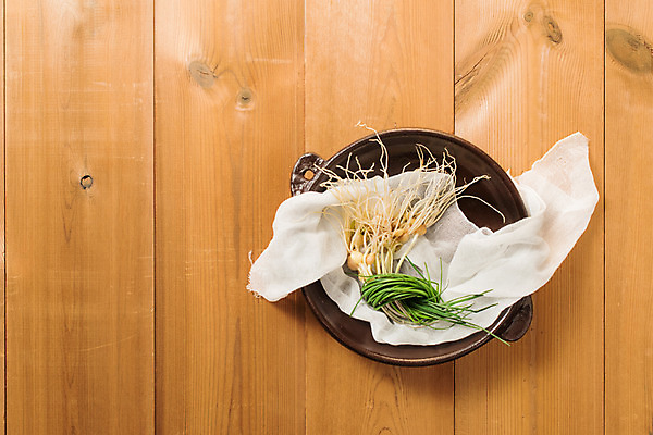 포토 JPG 스튜디오촬영 그릇 채소 실내 사람없음 하이앵글 신선 천 유기농 달래 달래나물 봄나물 제철 플랫레이 제철음식 나무배경 국내포토 식기 웰빙 음식 뷰포인트 백그라운드 내부 직물 플랫 나물 파일형식