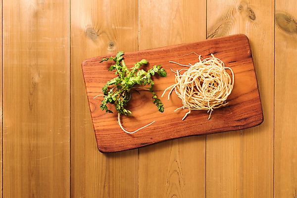 포토 JPG 스튜디오촬영 채소 도마 실내 사람없음 하이앵글 신선 유기농 냉이 봄나물 씀바귀 플랫레이 제철음식 나무배경 국내포토 웰빙 음식 뷰포인트 백그라운드 주방용품 뿌리채소 내부 플랫 나물 제철 파일형식