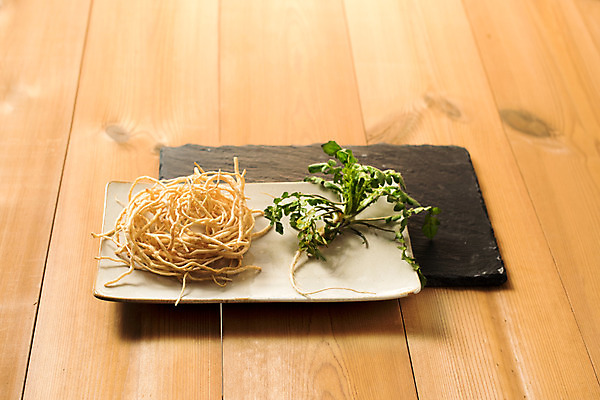 포토 JPG 스튜디오촬영 그릇 접시 채소 실내 사람없음 신선 유기농 봄나물 씀바귀 제철음식 나무배경 국내포토 식기 웰빙 음식 백그라운드 뿌리채소 내부 나물 제철 파일형식