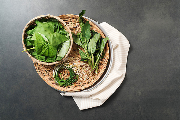 포토 JPG 스튜디오촬영 채소 실내 사람없음 하이앵글 소쿠리 신선 천 유기농 달래 달래나물 봄나물 제철 곰취 플랫레이 부지갱이 제철음식 산나물 국내포토 웰빙 음식 뷰포인트 내부 바구니 직물 플랫 나물 파일형식