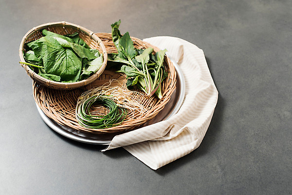 포토 JPG 스튜디오촬영 채소 쟁반 실내 사람없음 하이앵글 소쿠리 신선 천 유기농 달래 달래나물 봄나물 제철 곰취 부지갱이 제철음식 산나물 국내포토 웰빙 음식 뷰포인트 내부 바구니 직물 나물 파일형식