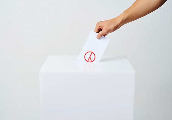 포토 JPG 스튜디오촬영 손 실내 한명 사람 성인 신체부위 투표 선거 사회이슈 투표용지 투표함 넣기 기표문양 유권자 국내포토 1 문양 컨셉 모션 내부 민주주의 파일형식