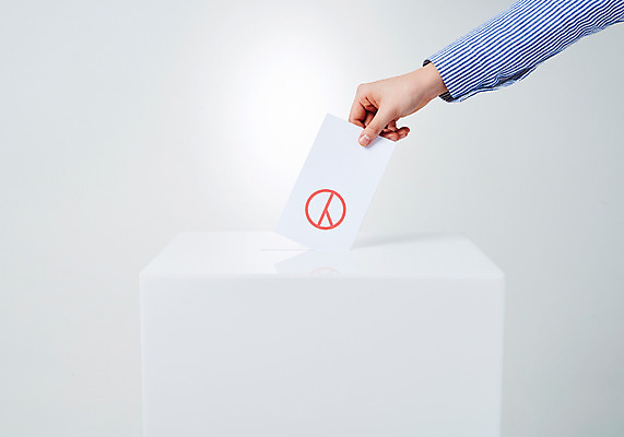 포토 JPG 스튜디오촬영 손 실내 한명 사람 성인 신체부위 투표 선거 사회이슈 투표용지 투표함 넣기 기표문양 유권자 국내포토 1 문양 컨셉 모션 내부 민주주의 파일형식