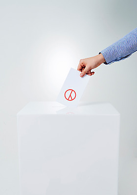 포토 JPG 스튜디오촬영 손 실내 한명 사람 성인 신체부위 도장 투표 선거 사회이슈 투표용지 투표함 넣기 기표문양 유권자 국내포토 1 문양 컨셉 모션 내부 민주주의 파일형식