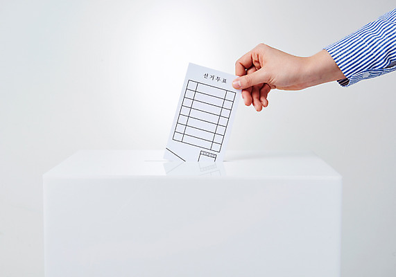 포토 JPG 스튜디오촬영 손 실내 한명 사람 성인 신체부위 투표 선거 사회이슈 투표용지 투표함 넣기 유권자 국내포토 1 컨셉 모션 내부 민주주의 파일형식