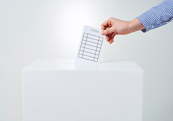 포토 JPG 스튜디오촬영 손 실내 한명 사람 성인 신체부위 투표 선거 사회이슈 투표용지 투표함 넣기 유권자 국내포토 1 컨셉 모션 내부 민주주의 파일형식