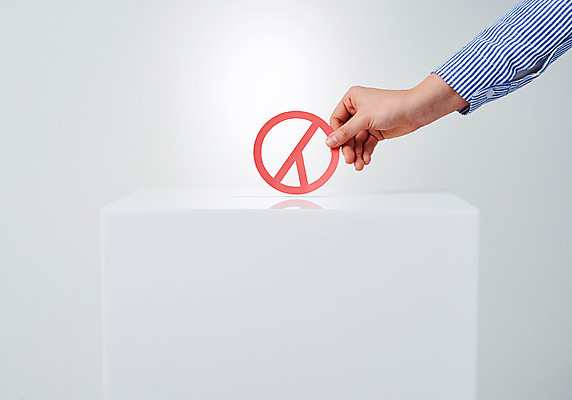 포토 JPG 스튜디오촬영 손 실내 한명 사람 성인 신체부위 도장 투표 선거 사회이슈 투표함 넣기 기표문양 유권자 국내포토 1 문양 컨셉 모션 내부 민주주의 파일형식