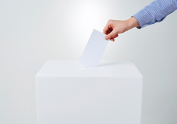 포토 JPG 스튜디오촬영 손 실내 한명 사람 성인 신체부위 투표 선거 사회이슈 투표용지 투표함 넣기 유권자 국내포토 1 컨셉 모션 내부 민주주의 파일형식