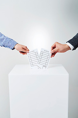 포토 JPG 스튜디오촬영 손 실내 사람 성인 두명 신체부위 잡기 투표 선거 사회이슈 투표용지 투표함 넣기 유권자 국내포토 컨셉 모션 내부 민주주의 파일형식