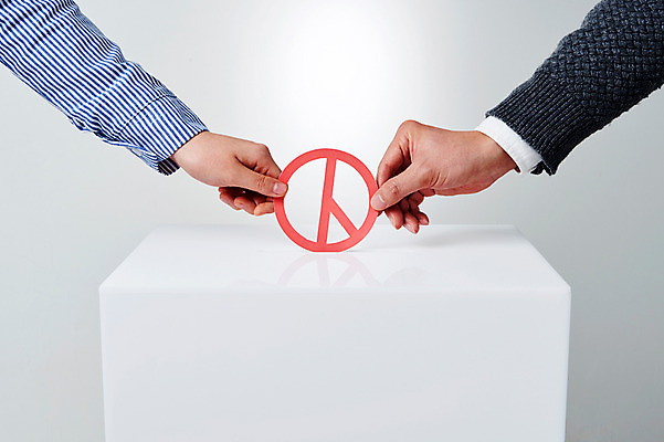 포토 JPG 스튜디오촬영 손 실내 사람 성인 두명 신체부위 잡기 투표 선거 사회이슈 주기 투표함 넣기 기표문양 유권자 국내포토 문양 컨셉 모션 내부 민주주의 파일형식