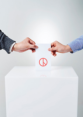 포토 JPG 스튜디오촬영 손 실내 사람 성인 두명 신체부위 잡기 투표 선거 사회이슈 투표용지 투표함 넣기 기표문양 유권자 국내포토 문양 컨셉 모션 내부 민주주의 파일형식