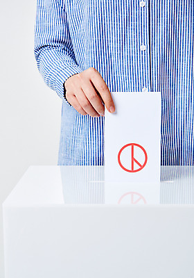 포토 JPG 스튜디오촬영 손 실내 한명 사람 성인 신체부위 투표 선거 사회이슈 투표용지 넣기 기표문양 유권자 국내포토 1 문양 컨셉 모션 내부 민주주의 파일형식