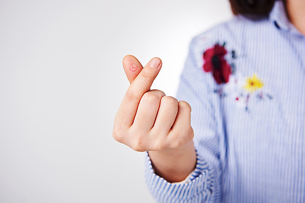 포토 JPG 스튜디오촬영 손 여자 실내 한명 사람 상반신 성인 신체부위 한국인 투표 선거 사회이슈 손하트 인증 기표문양 유권자 국내포토 1 문양 컨셉 동양인 손짓 내부 민주주의 파일형식