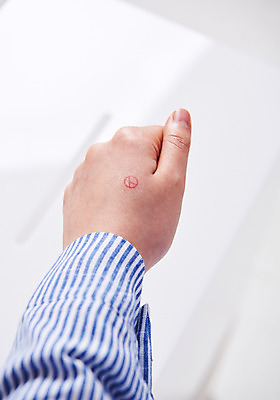 포토 JPG 스튜디오촬영 손 실내 한명 사람 신체부위 투표 선거 사회이슈 투표함 인증 기표문양 유권자 국내포토 1 문양 컨셉 내부 민주주의 파일형식