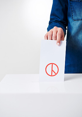 포토 JPG 스튜디오촬영 손 실내 한명 사람 성인 신체부위 투표 선거 사회이슈 투표용지 투표함 넣기 기표문양 유권자 국내포토 1 문양 컨셉 모션 내부 민주주의 파일형식