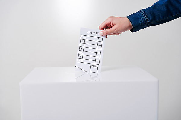 포토 JPG 스튜디오촬영 손 실내 한명 사람 성인 신체부위 투표 선거 사회이슈 투표용지 투표함 넣기 유권자 국내포토 1 컨셉 모션 내부 민주주의 파일형식