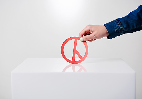 포토 JPG 스튜디오촬영 손 실내 한명 사람 성인 신체부위 도장 투표 선거 사회이슈 투표함 넣기 기표문양 유권자 국내포토 1 문양 컨셉 모션 내부 민주주의 파일형식