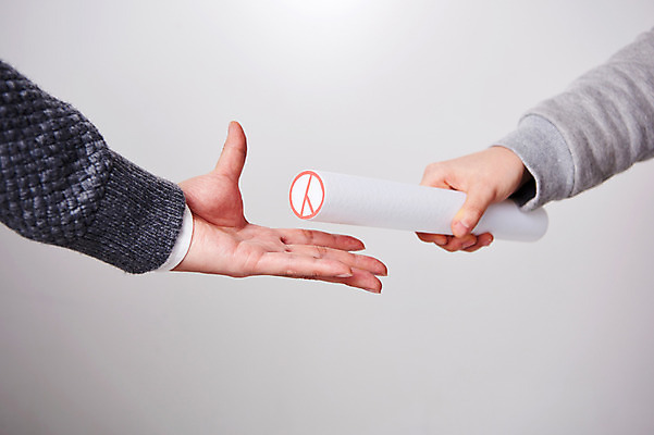 포토 JPG 스튜디오촬영 손 남자 실내 사람 성인 두명 신체부위 한국인 투표 선거 사회이슈 주기 투표용지 바톤터치 기표문양 유권자 배턴 국내포토 문양 스포츠용품 컨셉 모션 동양인 내부 민주주의 파일형식