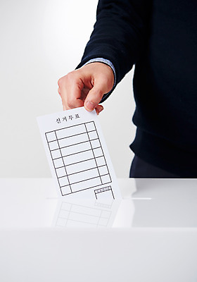 포토 JPG 스튜디오촬영 남자 실내 한명 사람 상반신 성인 한국인 투표 선거 사회이슈 투표용지 투표함 넣기 유권자 국내포토 1 컨셉 모션 동양인 내부 민주주의 파일형식