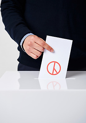 포토 JPG 스튜디오촬영 남자 실내 한명 사람 상반신 성인 한국인 투표 선거 사회이슈 투표용지 투표함 넣기 기표문양 유권자 국내포토 1 문양 컨셉 모션 동양인 내부 민주주의 파일형식