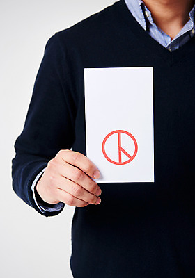 포토 JPG 스튜디오촬영 남자 실내 한명 들기 사람 상반신 성인 한국인 투표 선거 사회이슈 투표용지 보여주기 기표문양 유권자 국내포토 1 문양 컨셉 모션 동양인 내부 민주주의 파일형식